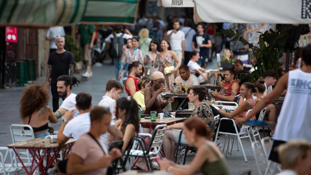 Gente tomando algo en la terraza de un local en Barcelona