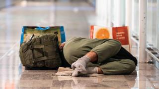 Personas sin hogar se refugian en el aeropuerto de Barcelona