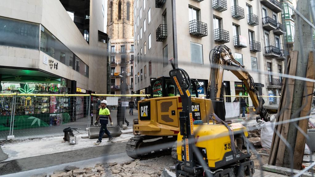 Grúas trabajando en las obras de reforma de la Rambla