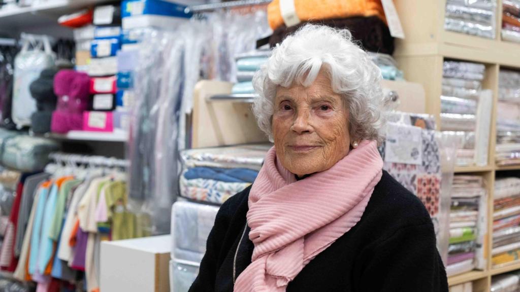 Rosa Sans, de 92 años, en su negocio Casa Reus
