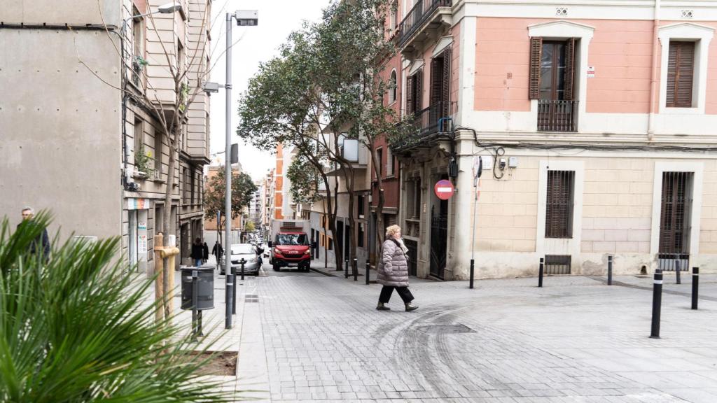 Un peatón paseando por el cruce entre las calles Sant Gervasi de Cassoles y Bisbe de Sivilla, en la Bonanova