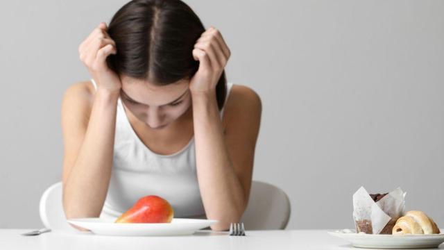 Una joven se niega a comer