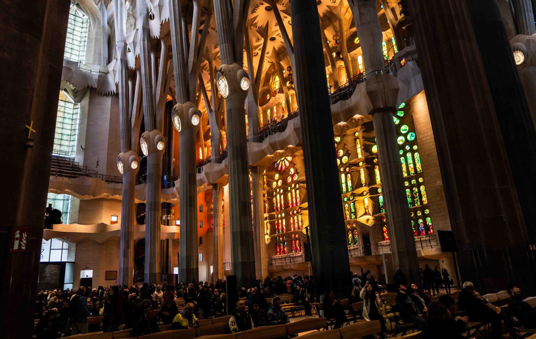 La luz pasando a través de las vidrieras de colores de la Sagrada Família