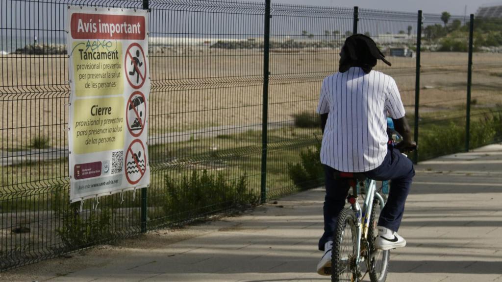 Vallado de advertencia en la playa del Litoral de Sant Adrià