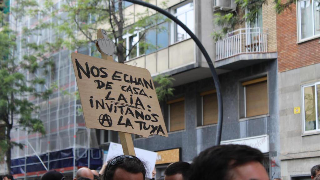 Un vecino se manifiesta contra la rambla verde de Vallcarca