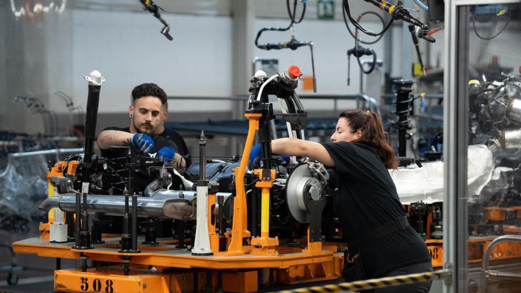 Empleados trabajan en la fábrica de Seat en Martorell, a 27 de junio de 2024, en Martorell, Barcelona, Catalunya