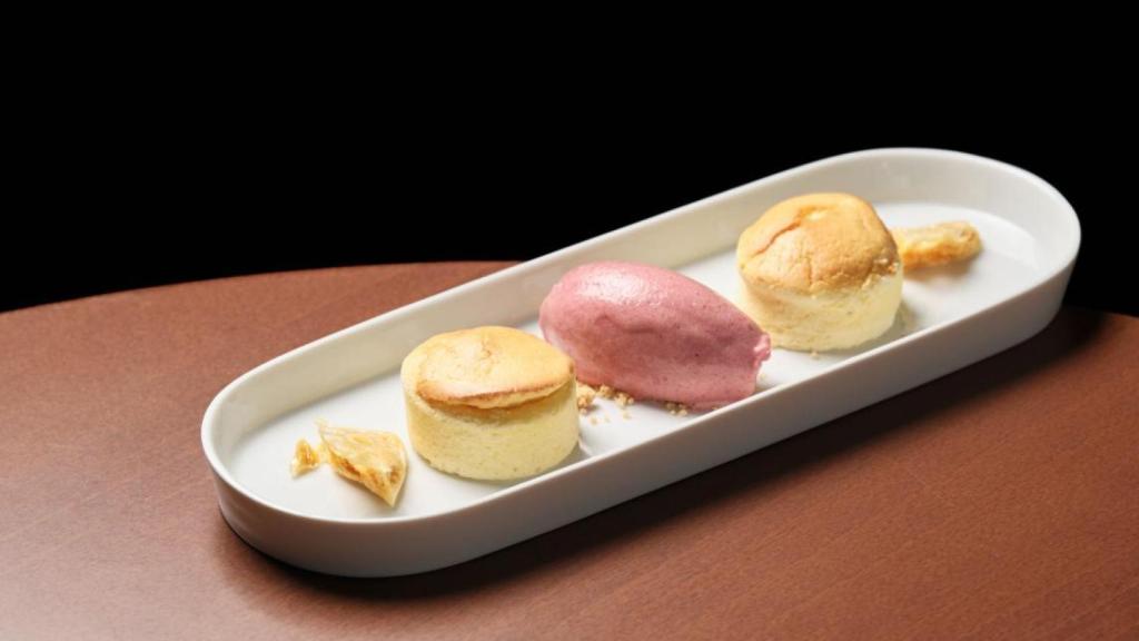 Pastel de queso japonés con cerezas y azahar de Dagma