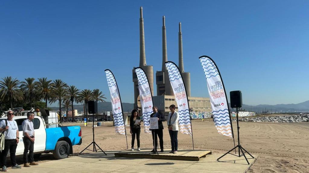 Ramon Torra, gerente del AMB y Filo Cañete, alcaldesa de Sant Adrià del Besòs, presentan la temporada de playas metropolitanas