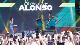FOTOGALERÍA: Barcelona da la bienvenida a la Fórmula 1 con un baño de masas a Alonso y Sainz