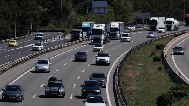 Imagen de archivo del tráfico durante la operación salida de Semana Santa, en la AP-7, a 17 de abril de 2025, en Sant Cugat