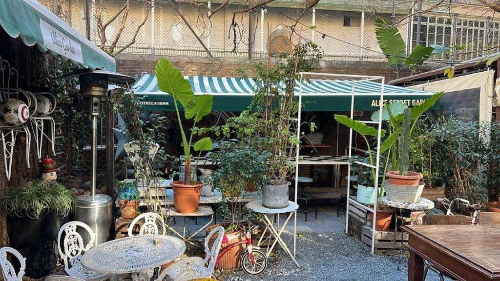 Terraza del Alice's Secret Garden