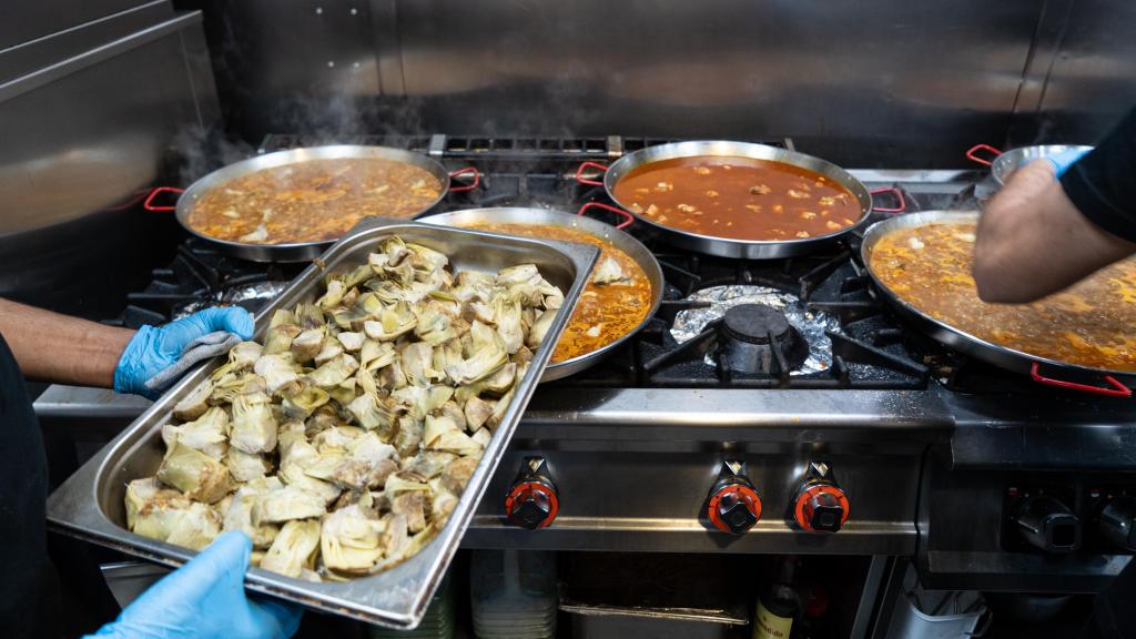Preparació de l'arròs de Castelldefels en la cuina del restaurant Tiburón