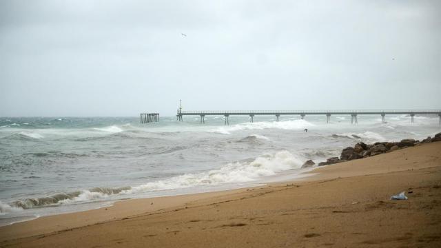 Oleaje en una playa de Badalona